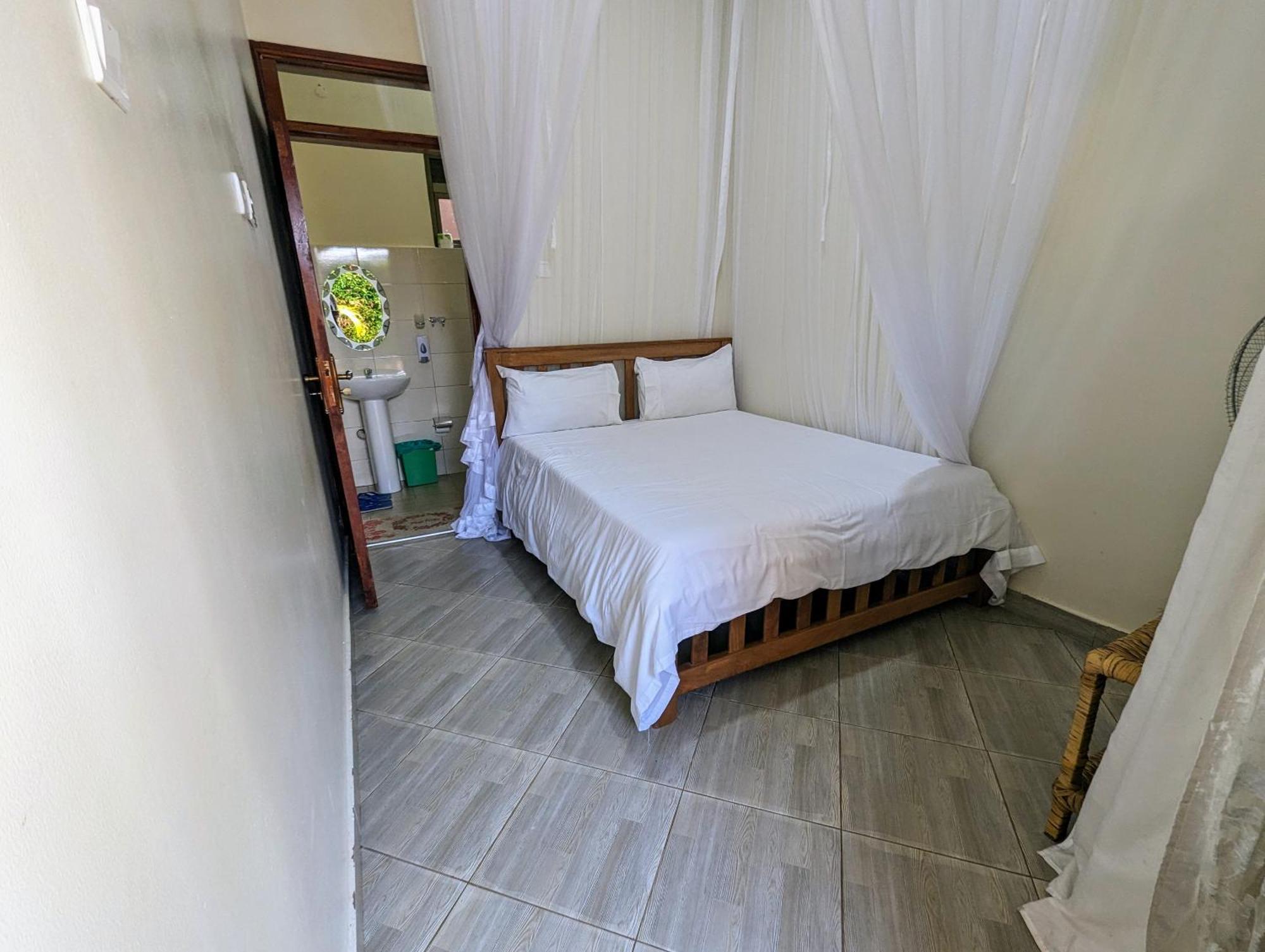 Oslo Gardens Bed & Breakfast Entebbe Exterior photo